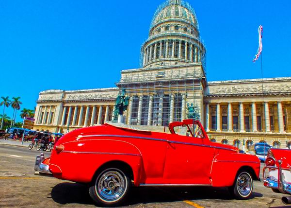 El majestuoso Capitolio Nacional de Cuba y un autom�vil de mediados del pasado siglo; s�mbolos indiscutibles de La Habana y de Cuba. Foto Abel Rojas Barallobre